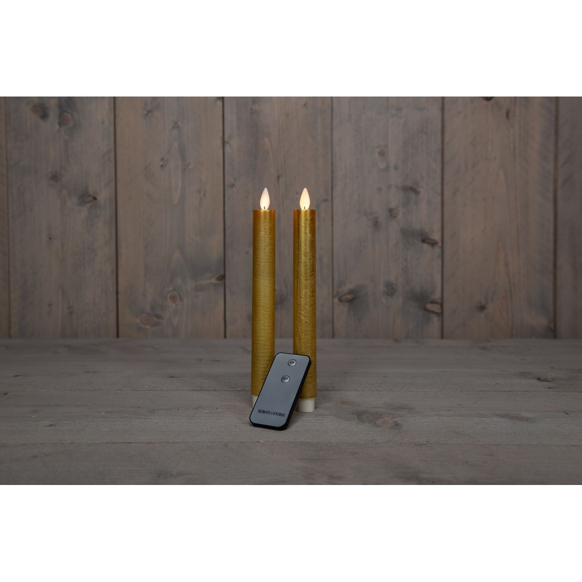 ΚΕΡΙ SET/2 ΧΡΥΣΟ RUSTIC ΜΕ ΚΙΝΟΥΜΕΝΗ ΦΛΟΓΑ ΜΠΑΤΑΡΙΑΣ TAPER CANDLE 23CM REMOTE CONTROLLED (ON/OFF) 2X2AA / COLOURBOX B