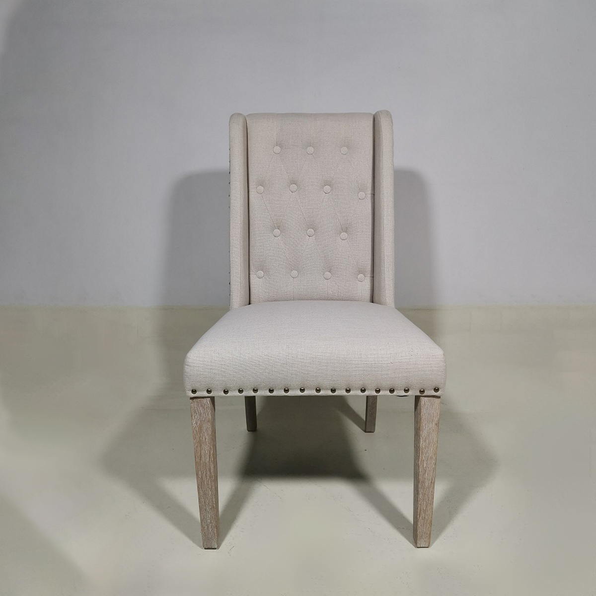 ΚΑΡΕΚΛΑ ΤΡΑΠΕΖΑΡΙΑΣ RUBBER WOOD COLOR C10 093-1 BEIGE POLYESTER+ ANTIQUE BRONZE METAL NAIL W53xD53xH48/102CM